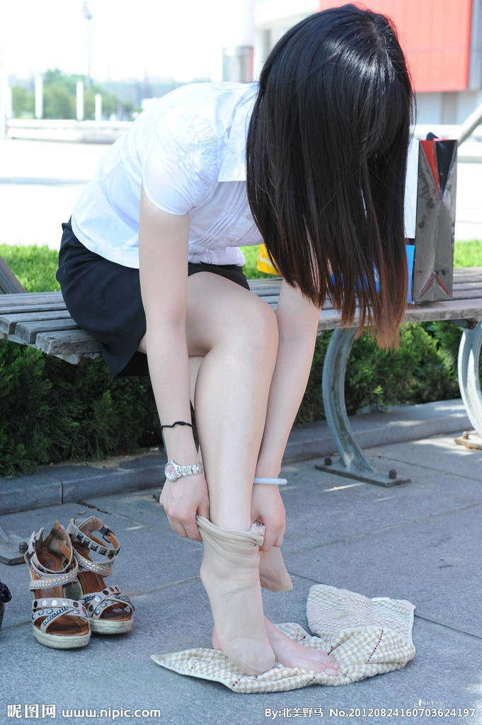 中国第一脚模刘蕾图:玩熟睡女人的脚视频(2)(点击浏览下一张趣图)