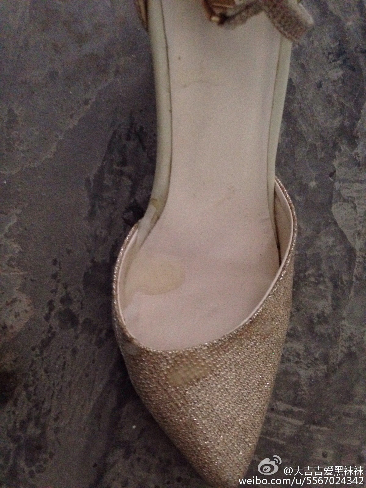 办公室给同事的鞋打胶:商场女鞋打胶(2)(点击浏览下一张趣图)