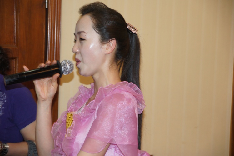 朝鲜女人不能穿胸罩:朝鲜女人不能穿裤子(点击浏览下一张趣图)