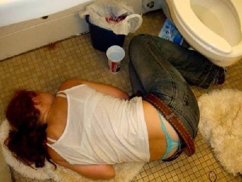 女子醉酒被扒衣服图片色郎把喝醉的美女(3)(点击浏览下一张趣图)