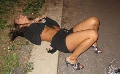 女子醉酒被扒衣服图片色郎把喝醉的美女(4)(点击浏览下一张趣图)