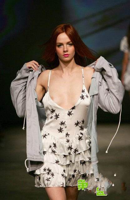 法国裸奶时装秀图片欣赏法国时装秀透明薄纱(4)(点击浏览下一张趣图)