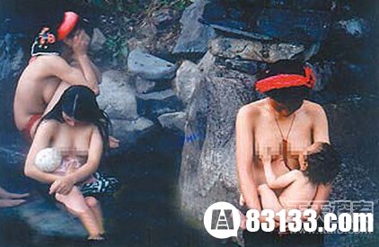 汤河女人裸浴所有图片 有一位女客人正在裸浴(5)(点击浏览下一张趣图)