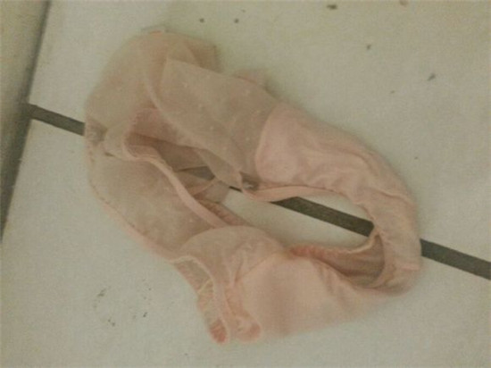 女生宿舍穿过的脏内裤图片 美女穿过没洗的脏内裤(点击浏览下一张趣图)