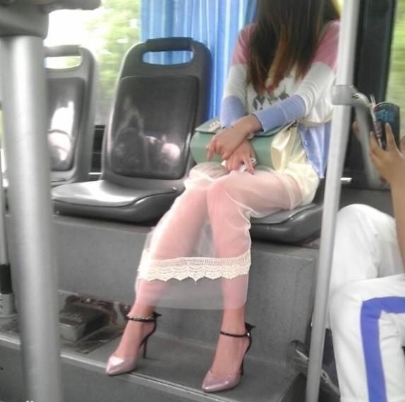 安全裤里面要穿内裤吗：公交上女人忘穿内裤(点击浏览下一张趣图)
