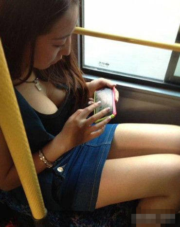 夏天美女不喜欢穿内裤图片欣赏：公交上女人忘穿内裤(6)(点击浏览下一张趣图)