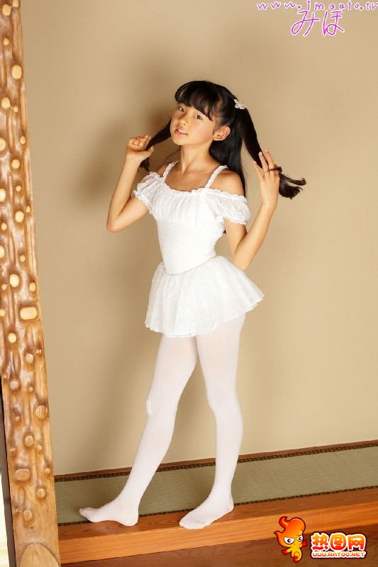 小女孩的白丝袜图片 小女孩穿白色丝袜踢裆(点击浏览下一张趣图)