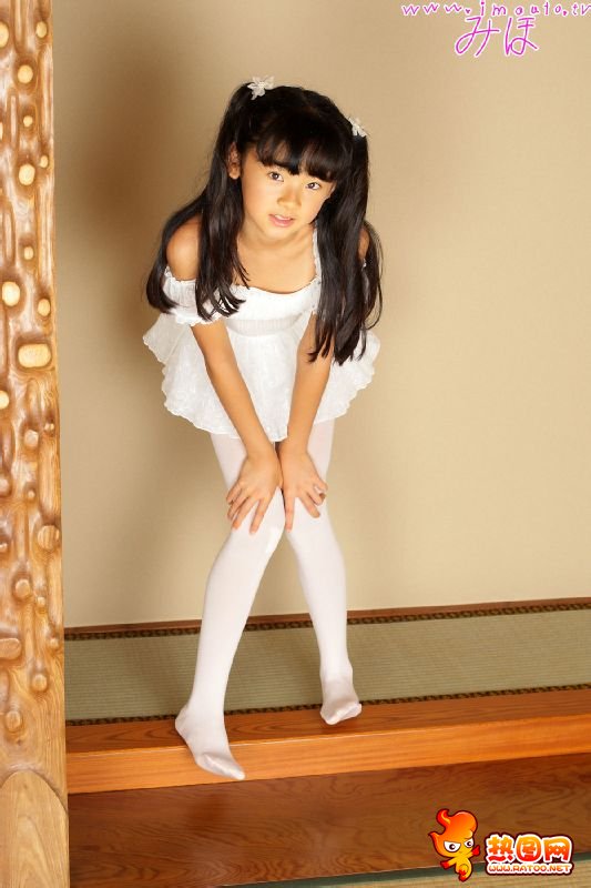 小女孩的白丝袜图片 小女孩穿白色丝袜踢裆(2)(点击浏览下一张趣图)