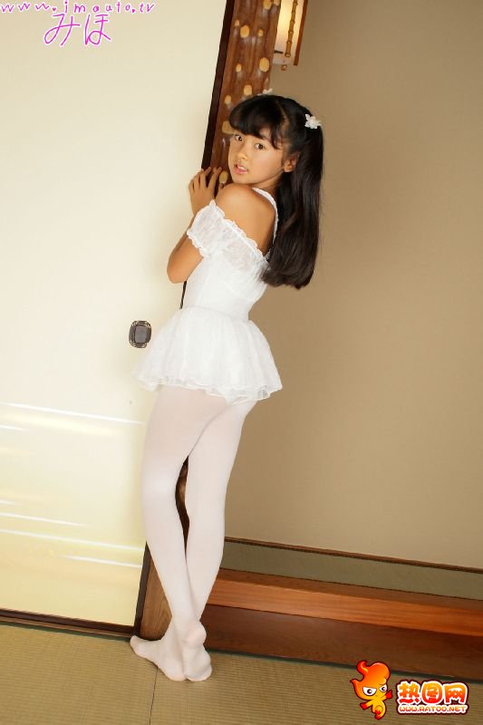 小女孩的白丝袜图片 小女孩穿白色丝袜踢裆(3)(点击浏览下一张趣图)