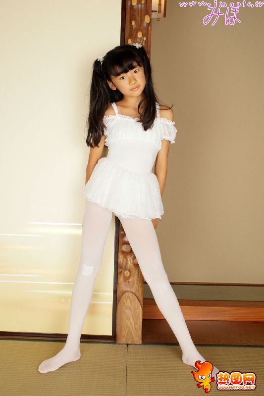 小女孩的白丝袜图片 小女孩穿白色丝袜踢裆(4)(点击浏览下一张趣图)