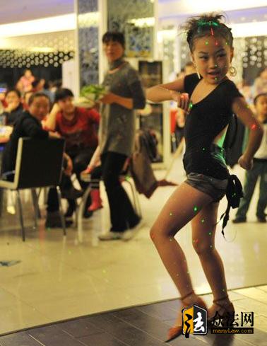 7岁女生跳舞图片(点击浏览下一张趣图)