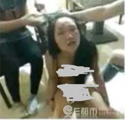 女生遭同学扒衣殴打 张诗云棵身照片(3)(点击浏览下一张趣图)