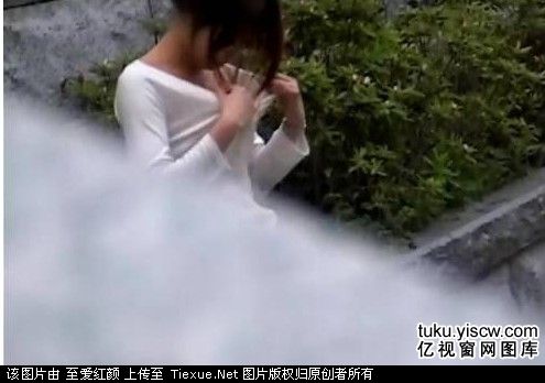 小伙当街叫女友脱内衣图(4)(点击浏览下一张趣图)