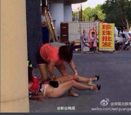 打小三扒衣视频组图：被5名女子当街扒衣视频(10)(点击浏览下一张趣图)