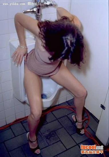美女蹲坑解大手图片：女厕所里解个手(2)(点击浏览下一张趣图)