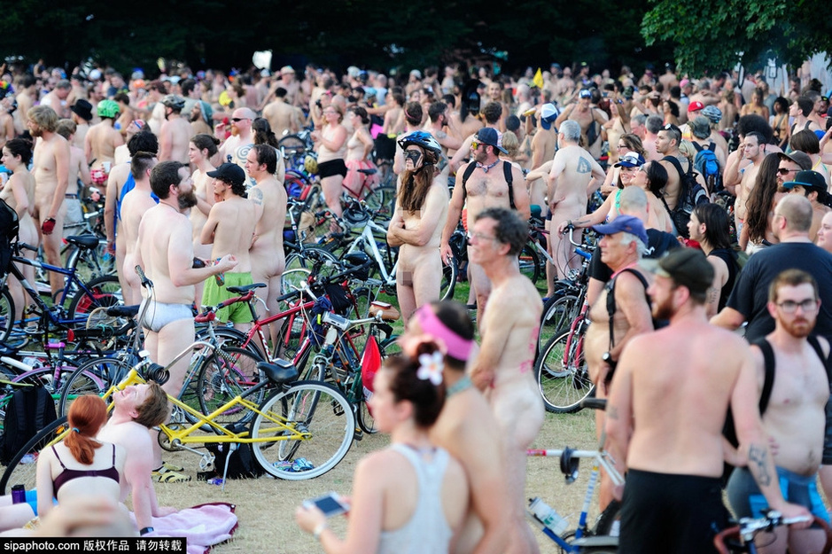 万人裸体骑自行车：第一部裸体歌舞片欣赏(4)(点击浏览下一张趣图)