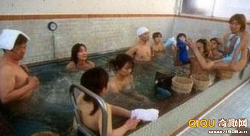 男女全裸混浴少数民族图：日本男女混浴是全裸(3)(点击浏览下一张趣图)