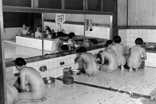 中国还有男女混浴吗?图：妈妈带我去女澡堂洗澡(点击浏览下一张趣图)