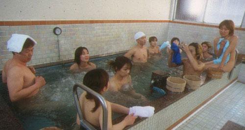 中国还有男女混浴吗?图：妈妈带我去女澡堂洗澡(2)(点击浏览下一张趣图)