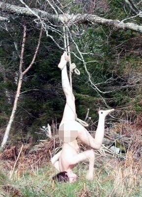 全裸倒吊树上图：什么民族男女混浴(点击浏览下一张趣图)