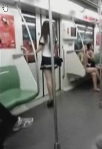 地铁解女子内衣发泄图：被劫色时女子太主动(4)(点击浏览下一张趣图)