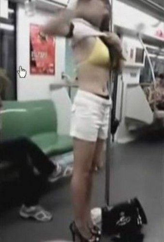 地铁解女子内衣发泄图：被劫色时女子太主动(7)(点击浏览下一张趣图)