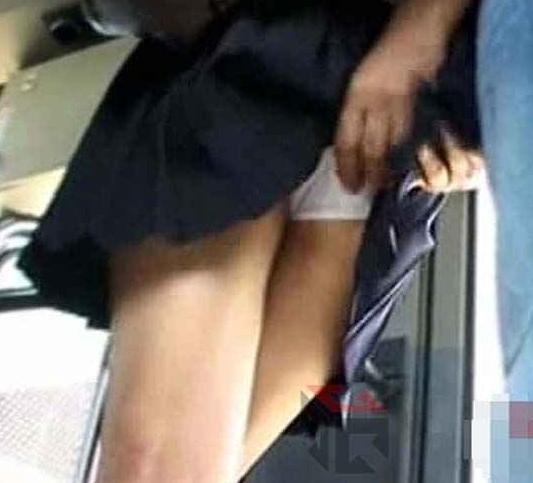 地铁解女子内衣发泄图：被劫色时女子太主动(8)(点击浏览下一张趣图)