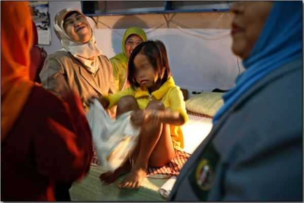 印尼女孩割礼后图片：女性割礼怎么回事图片(6)(点击浏览下一张趣图)
