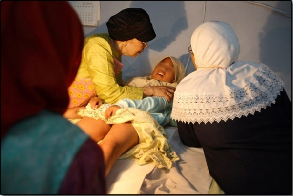 印尼女孩割礼后图片：女性割礼怎么回事图片(8)(点击浏览下一张趣图)