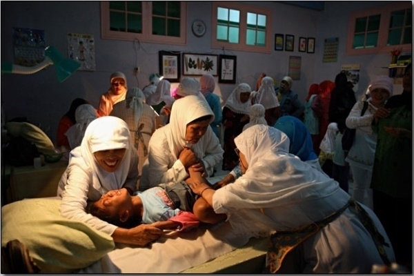 印尼女孩割礼后图片：女性割礼怎么回事图片(9)(点击浏览下一张趣图)