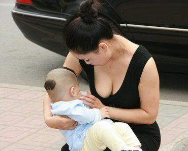 妈妈在公共场所给宝宝喂奶图片图库：福建公共场所喂奶图(4)(点击浏览下一张趣图)