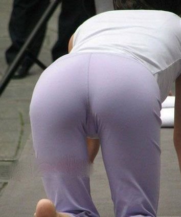 朝鲜女人不能穿裤子图：女人裤子穿太紧尴尬图(2)(点击浏览下一张趣图)
