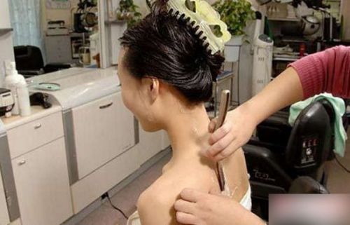 美容院女人美体spa视频图：美容院刮毛视频教程(5)(点击浏览下一张趣图)