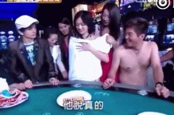 陈乔恩脱bra视频图片：陈乔恩素颜抽烟被偷拍(5)(点击浏览下一张趣图)