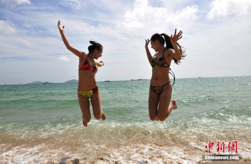 天体浴场的风流图片：天体女浴场风流视频(3)(点击浏览下一张趣图)