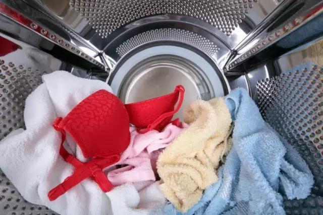 偷洗衣机里面的内裤：厕所洗衣机里的内衣图(点击浏览下一张趣图)