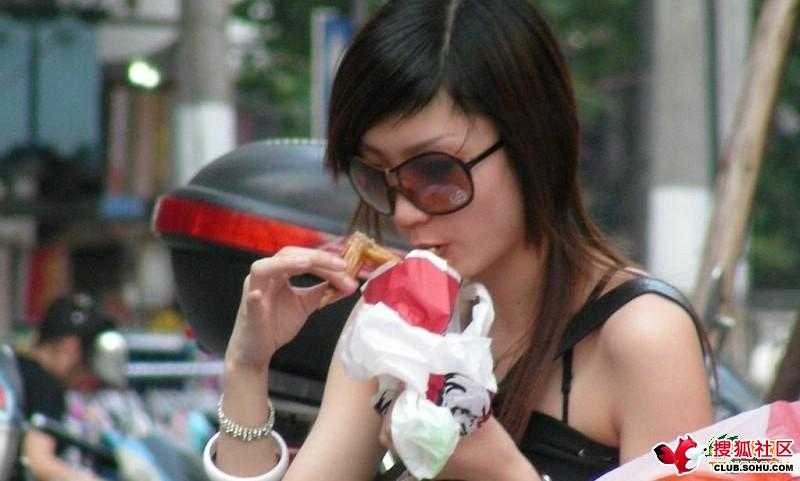 吃女人的唾液图片：吃女人的口水(点击浏览下一张趣图)