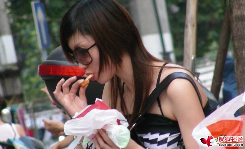 吃女人的唾液图片：吃女人的口水(3)(点击浏览下一张趣图)