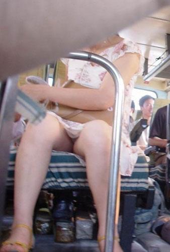 公交摸臀不反抗视频截图：猥琐男公交蹭臀(2)(点击浏览下一张趣图)