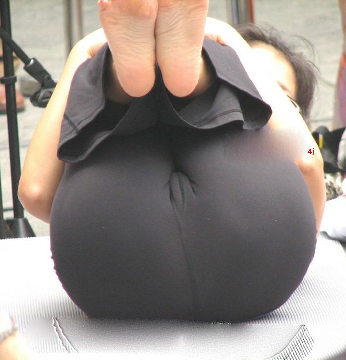 美女性感练瑜伽视频：美女紧身裤练瑜伽尴尬图片(点击浏览下一张趣图)