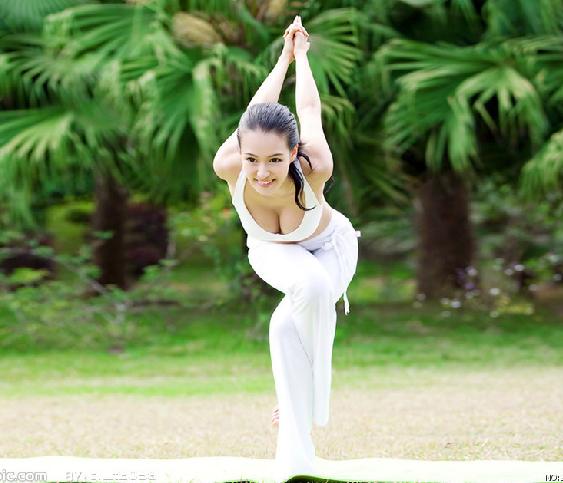 练瑜伽被教练揩油图：练瑜伽的自拍照片(点击浏览下一张趣图)