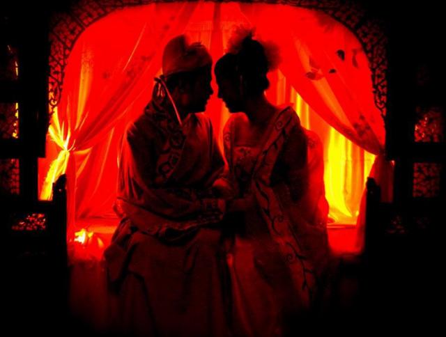 女生洞房之夜的描述图片：新娘被闹洞房夜遭轮番(5)(点击浏览下一张趣图)