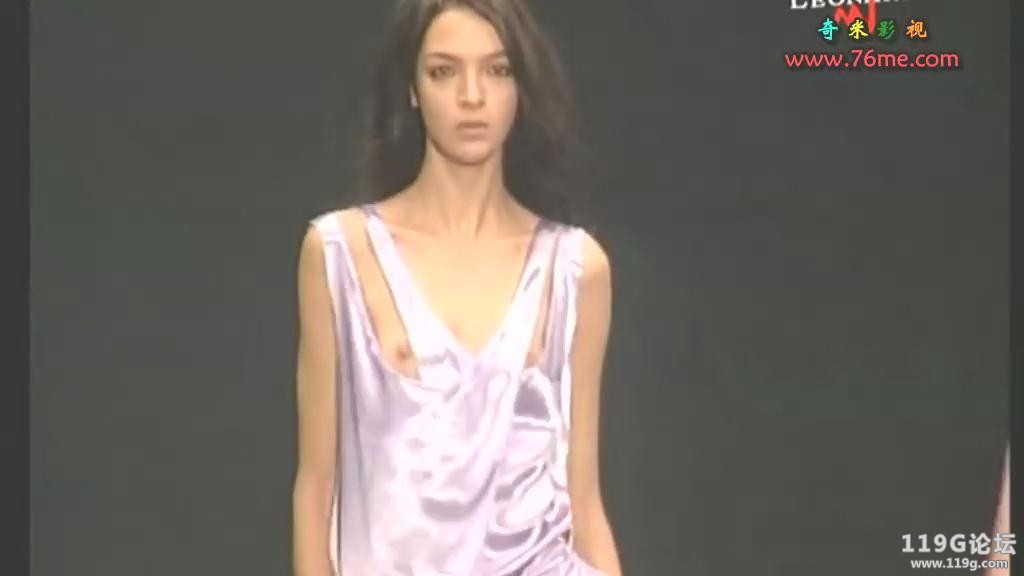 模特走秀时胸罩掉了图：顶级法国透明时装秀10(点击浏览下一张趣图)