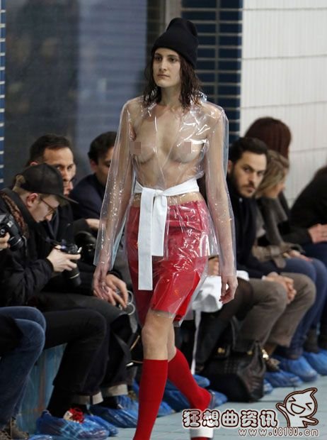 模特走秀时胸罩掉了图：顶级法国透明时装秀10(5)(点击浏览下一张趣图)