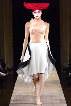 模特走秀时胸罩掉了图：顶级法国透明时装秀10(6)(点击浏览下一张趣图)