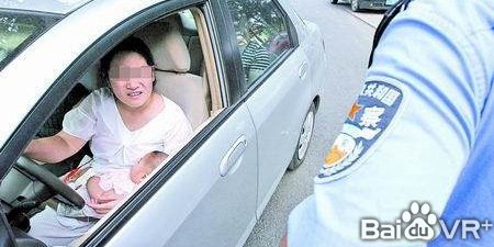 女司机驾车时喂奶图片：女司机没有穿内裤(3)(点击浏览下一张趣图)