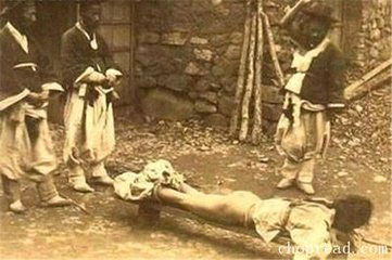 中国酷刑女性过程图片：剥皮酷刑过程照片(2)(点击浏览下一张趣图)