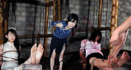 日本审讯女特务阴刑图片：军统女特务受刑(4)(点击浏览下一张趣图)