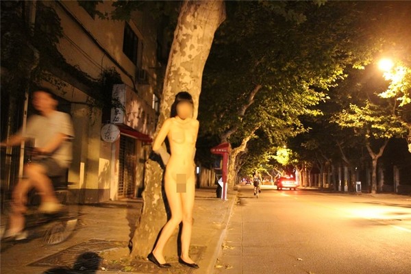 上海外滩豪放女：豪放女坐姿图片(5)(点击浏览下一张趣图)