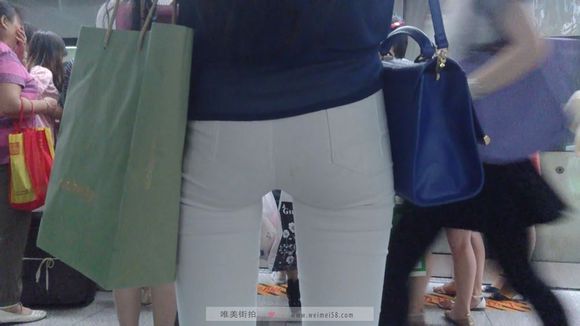 白色紧身裤 地铁 gif：地铁白色裤子女神(点击浏览下一张趣图)